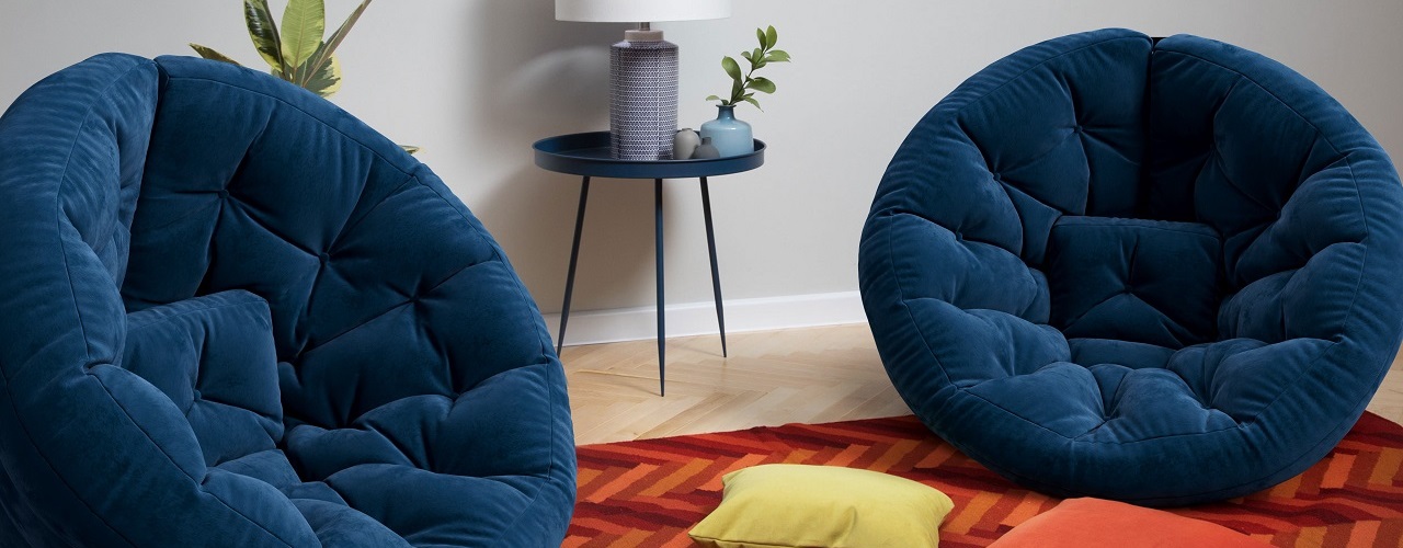 Кресло с обивкой из велюра