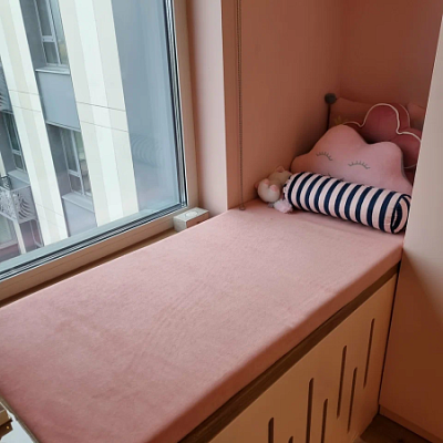 Розовый матрасик на подоконник в детскую. Организация безопасного пространства для детей. Отзыв клиента с высокой оценкой.