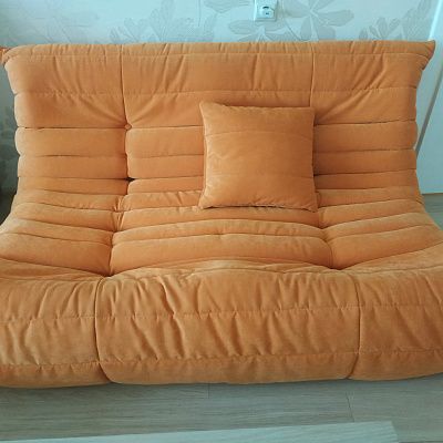 Напольный диван без ножек в стиле минимализм. Отзыв о дизайне с фото. 5/5.