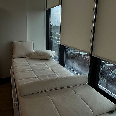 Светлый бежевый матрасик, подушки и валик на подоконник на окно для зоны отдыха. Отзыв клиента Гливер, рейтинг 5 звезд. 