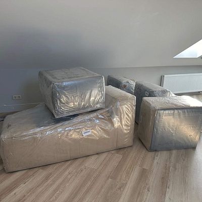 Купили бескаркасную мебель для декора мансарды. Фото до и после. Отзыв с рейтингом 5/5.