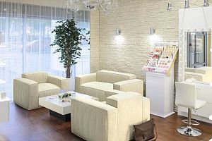 Кресло на заказ, кресло Фри белого цвета в салоне красоты