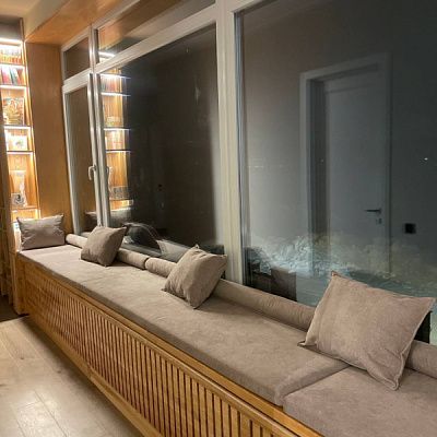 Мягкие матрасы и подушки на подоконник для гостиной: отзыв о уюте и качестве. Фото и рейтинг 5/5.