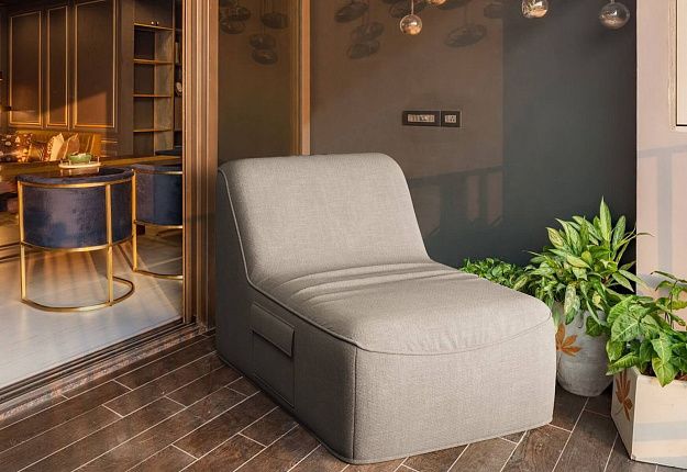 Кресло-шезлонг Док бежевого цвета на закрытой веранде загородного дома