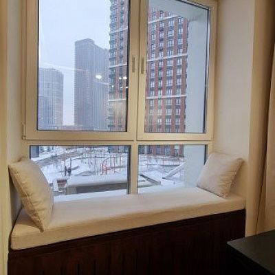 Бежевый светлый матрасик с подушками на подоконник к окну. Любой размер на заказ от Гливер. Отзыв клиента с оценкой 5. 