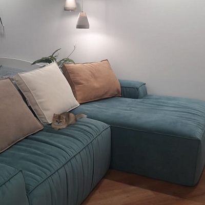 Угловой диван с пуфом в комплекте: отзыв о завершенном образе. Фото в интерьере. 5/5.