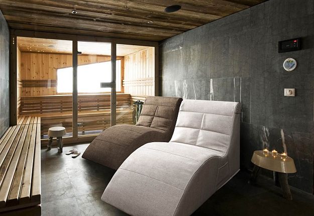 Кресло-шезлонг Велле коричневого и бежевого цвета в сауне