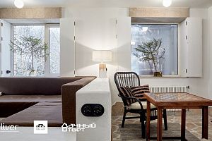 Дачный ответ, Гостиная с греческим двориком, диваны Gliver, Коричневые матрасы и подушки 