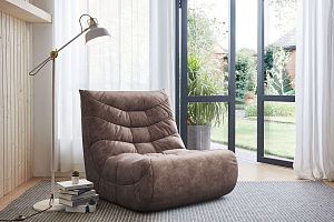 Кресло Смайл коричневого цвета в интерьере гостиной