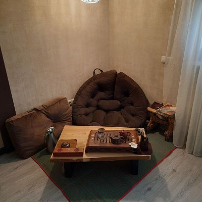 Удобное кресло для чтения: отзыв о поддержке спины. Фото в кабинете. 5/5.