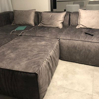 Угловой бескаркасный диван для экономии пространства: отзыв. Фото в гостиной. 5/5.