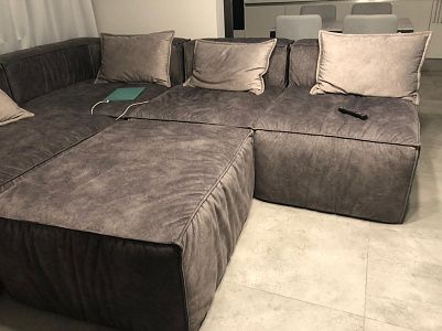 Угловой бескаркасный диван для экономии пространства: отзыв. Фото в гостиной. 5/5.