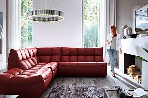 Диван ДеИтали красного цвета в интерьере гостиной