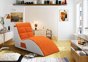 Лежак Велле оранжевого и белого цвета в интерьере гостиной