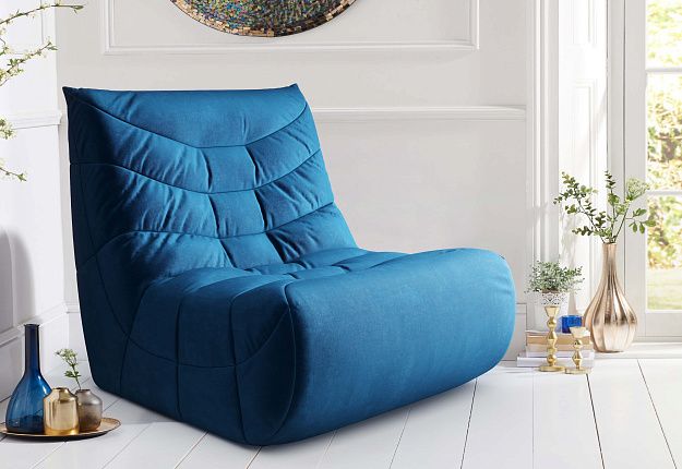 Кресло Смайл синего цвета в интерьере гостиной