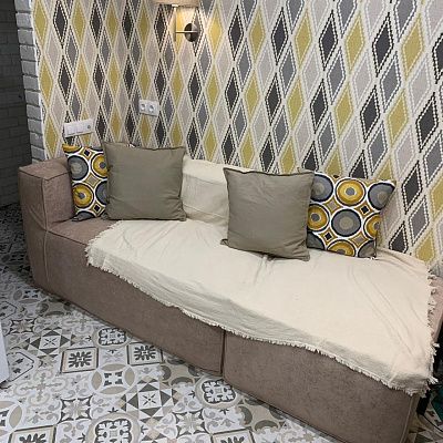 Угловой бескаркасный диван для экономии пространства: отзыв. Фото в гостиной. 5/5.