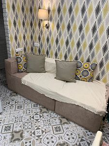 Угловой бескаркасный диван для экономии пространства: отзыв. Фото в гостиной. 5/5.