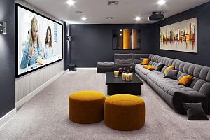 Кресло ДеИтали в домашнем кинотеатре, бескаркасные диваны и кресла серого цвета