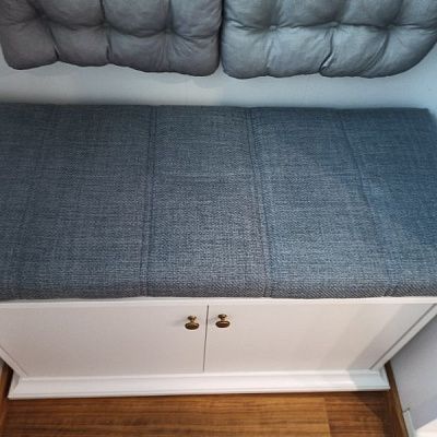 Серый матрасик со стежкой на балкон на тумбу для зоны отдыха. Отзыв клиента с рейтингом 5 звезд. 