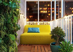 Лежак Док желтого цвета на открытой веранде или балконе