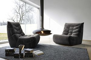 Кресло Смайл серого цвета в интерьере гостиной