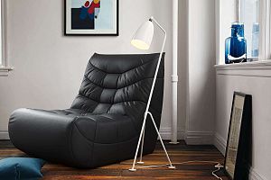 Кресло Смайл черного цвета в интерьере гостиной