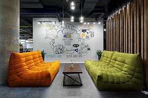 Офисный диван ДеФранс в зеленом и оранжевом цвете в зоне ожидания