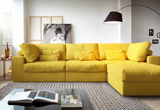 Диван Элизиум желтого цвета в интерьере гостиной