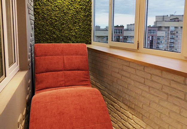 Лежак Велле оранжевого цвета на застекленном балконе