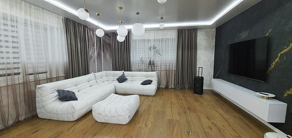 Угловой бескаркасный диван для экономии пространства: отзыв. Фото в гостиной. 5/5.