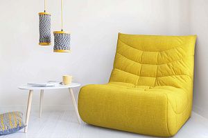 Кресло Смайл желтого цвета в интерьере гостиной