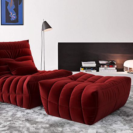 Мягкое и современное кресло ДеФранс с пуфом