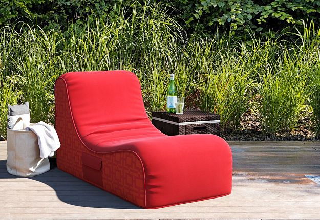 Кресло-лежак Скилл красного цвета в уличной ткани в зоне возле бассейна