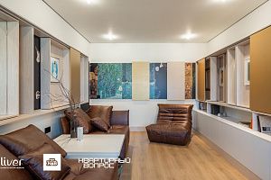 Квартирный вопрос, Гостиная в садах Климта , Диваны Gliver, Стильное кресло ДеФранс из экокожи от Gliver