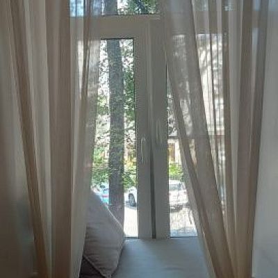 Небольшой бежевый матрасик с подушкой на подоконнике в комнате, любой цвет и размер на заказ. Отзыв клиента 5 звезд. 