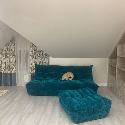 Диван для гостиной в мансарде под скатной крышей. Отзыв с фото нестандартного решения. 5 звезд