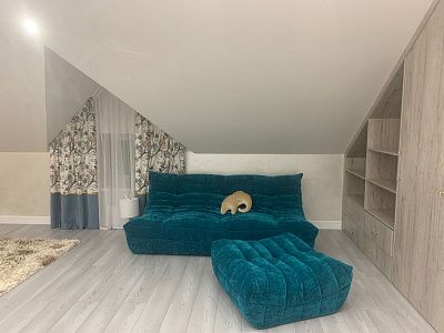 Диван для гостиной в мансарде под скатной крышей. Отзыв с фото нестандартного решения. 5 звезд