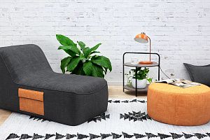 Кресло-шезлонг Док серого цвета с контрастным кармашком в интерьере гостиной