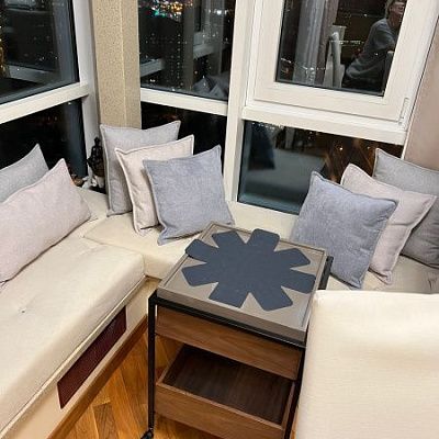 Светлый матрас с серыми подушками для оформления зоны отдыха на подоконнике. Отзыв клиента Gliver с высокой оценкой.