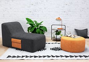 Лежак Док темного серого цвета в интерьере гостиной 