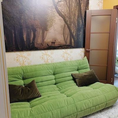 Мягкий диван с объемными подушками: отзыв о комфорте. Фото семейного отдыха. 5/5.