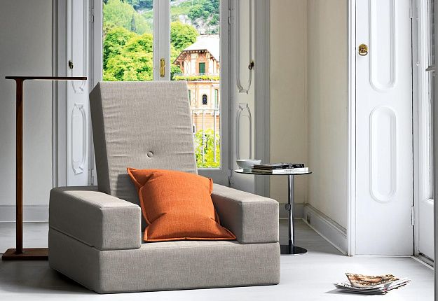 Кресло на заказ, кресло-трансформер Кубис серого цвета в гостиной