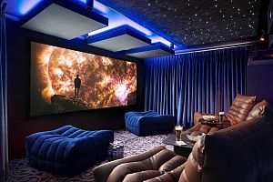 Кресло ДеФранс в домашнем кинотеатре, бескаркасные диваны и кресла синего и коричневого цвета