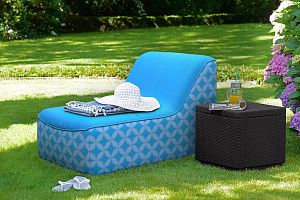 Кресло-лежак Док голубого цвета в уличной ткани на газоне, лужайке, возле бассейна