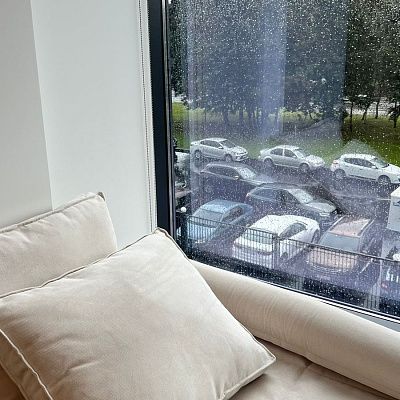 Светлый бежевый матрасик, подушки и валик на подоконник на окно для зоны отдыха. Отзыв клиента Гливер, рейтинг 5 звезд. 