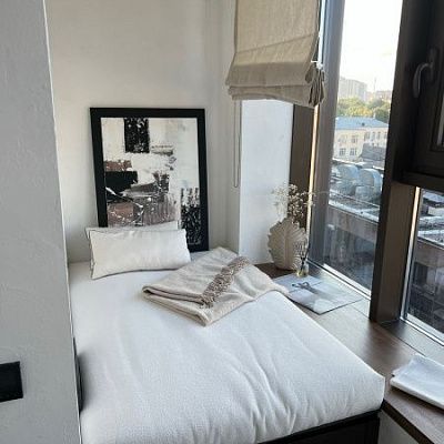 Белый матрас для зоны отдыха у окна в квартире. Отзыв клиента фабрики Гливер. Рейтинг 5 звезд. 