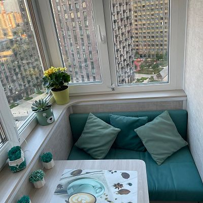 Зеленый матрасик с подушками на балкон для зоны отдыха. Любой размер, форма и цвет на заказ от фабрики Гливер. Отзыв клиента 5 звезд. 