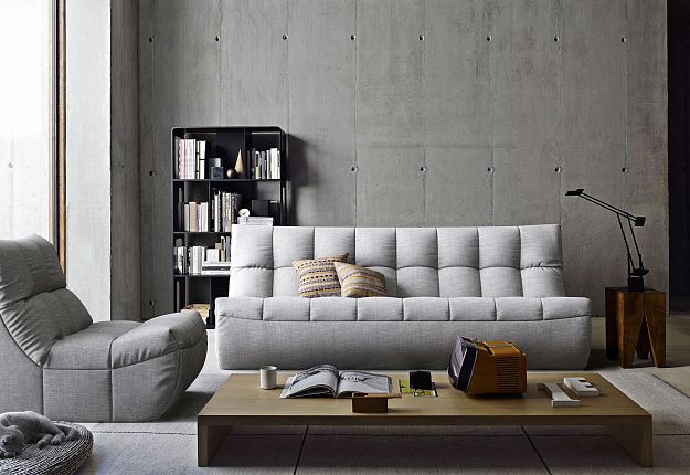 Диван ДеИтали серого цвета в интерьере гостиной