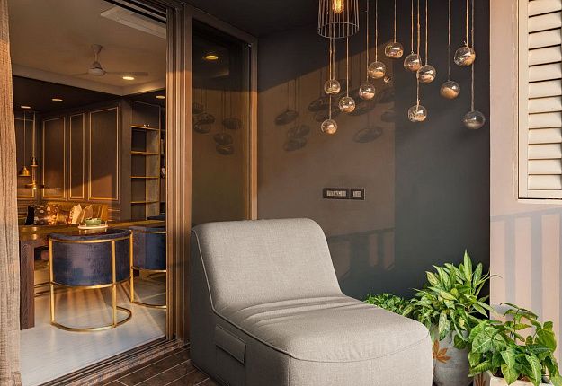 Лежак Док бежевого цвета на веранде дома