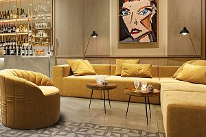 Бескаркасный диван Драм желтого цвета в интерьере бара или кальянной